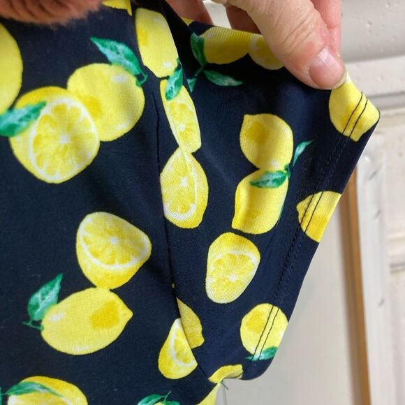 Jones NY fresh lemon print stretchy V neck button up top w/ cute collar runs big - Picture 6 of 11